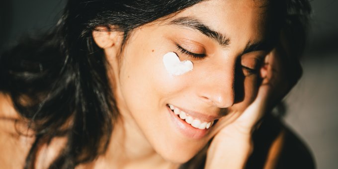 femme sourire contour yeux